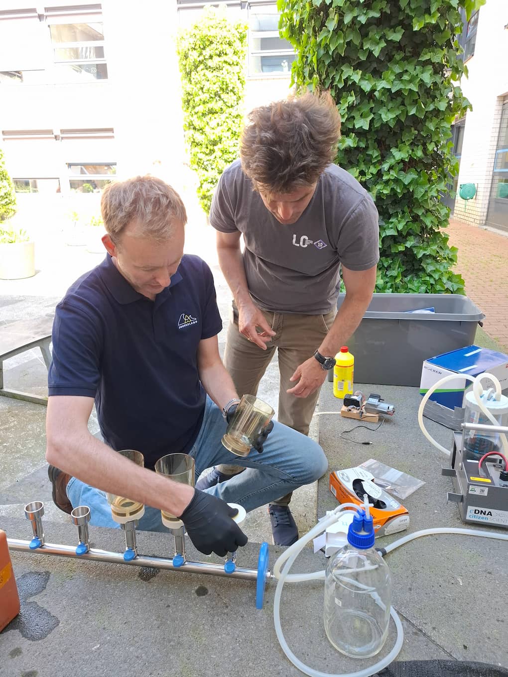 De bekers worden aangesloten op de filters