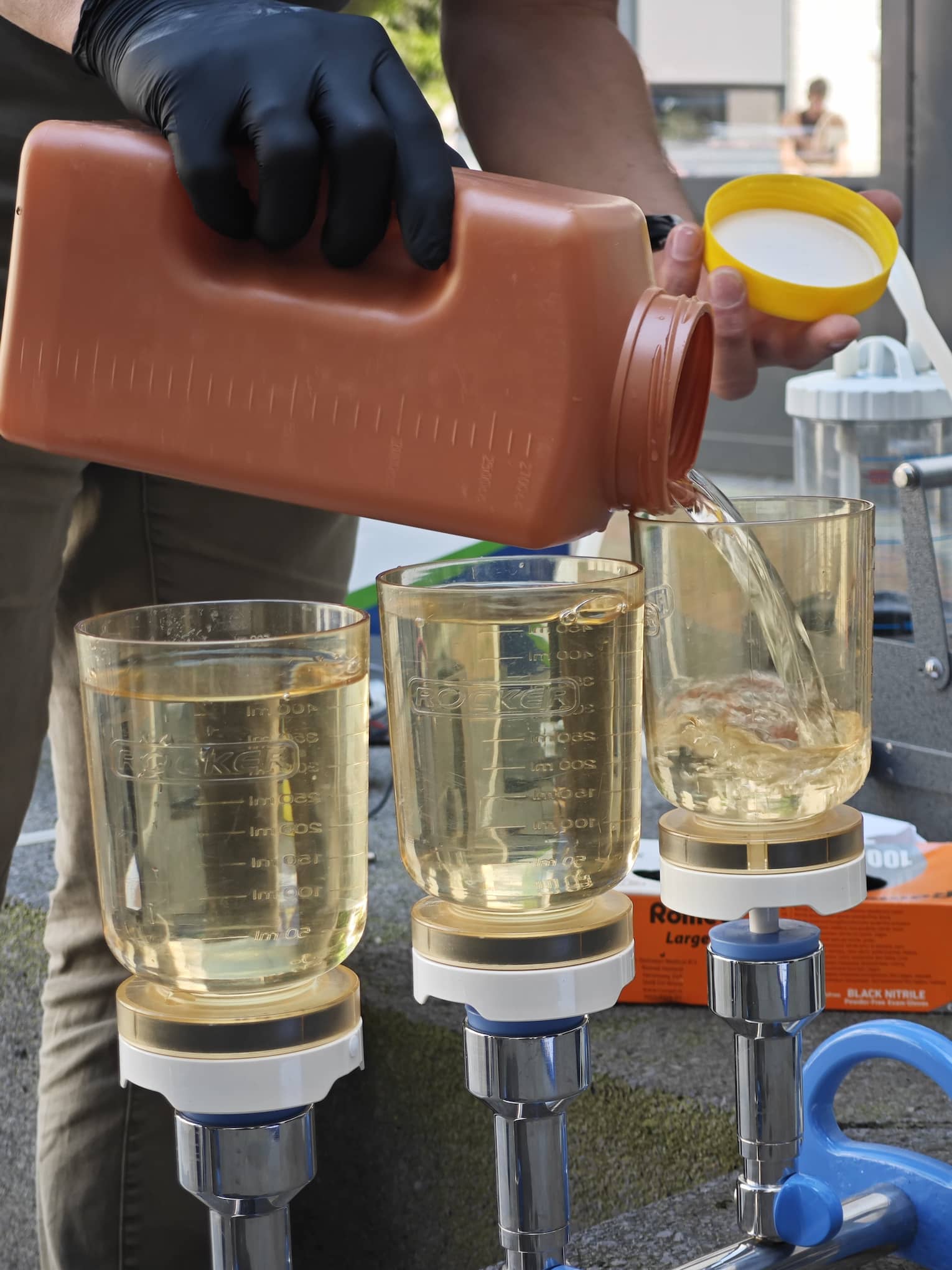 Het water gaat in de bekers en wordt door de filters gezogen