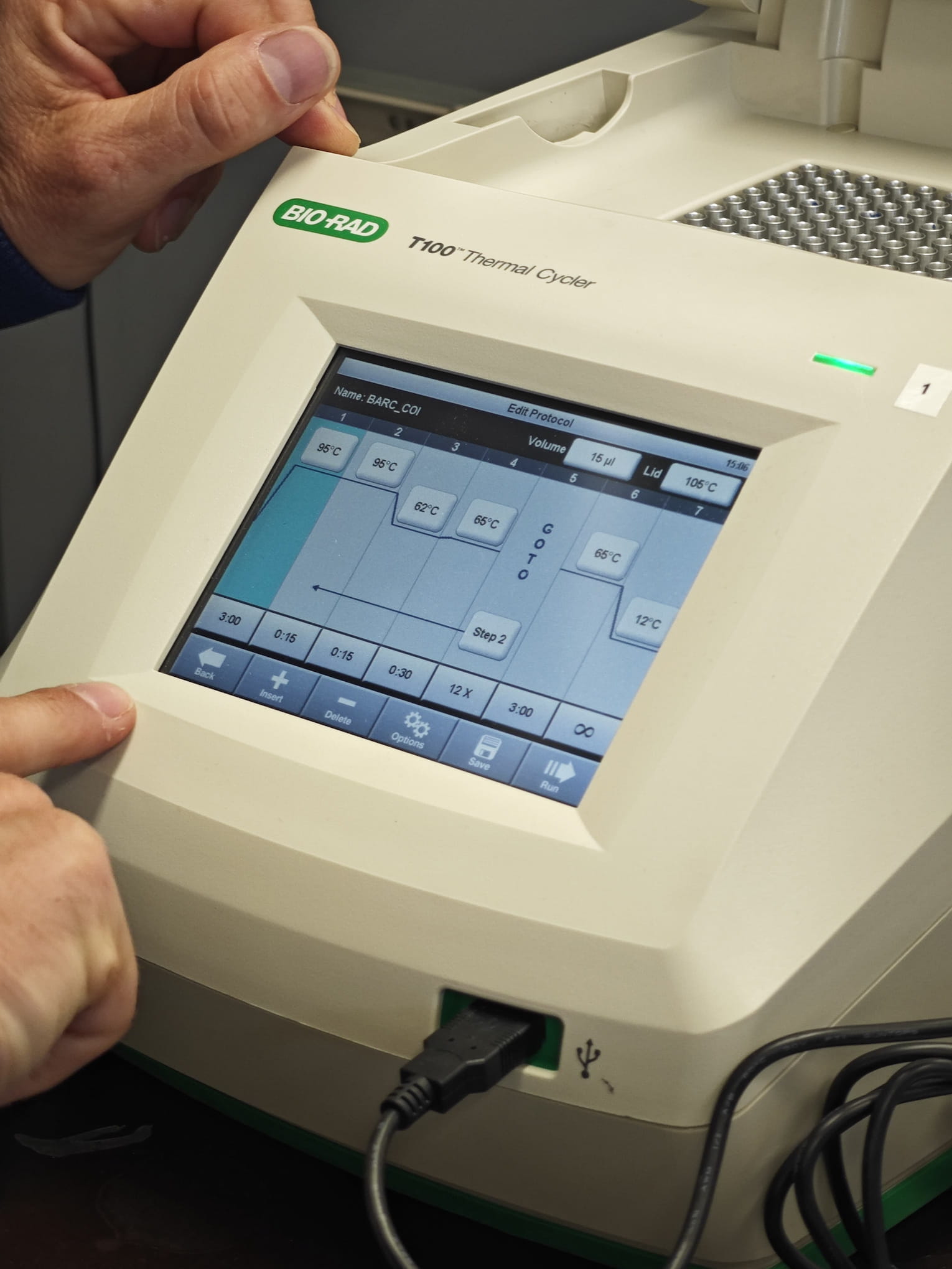 Deze machine analyseert het eDNA in het filtraat