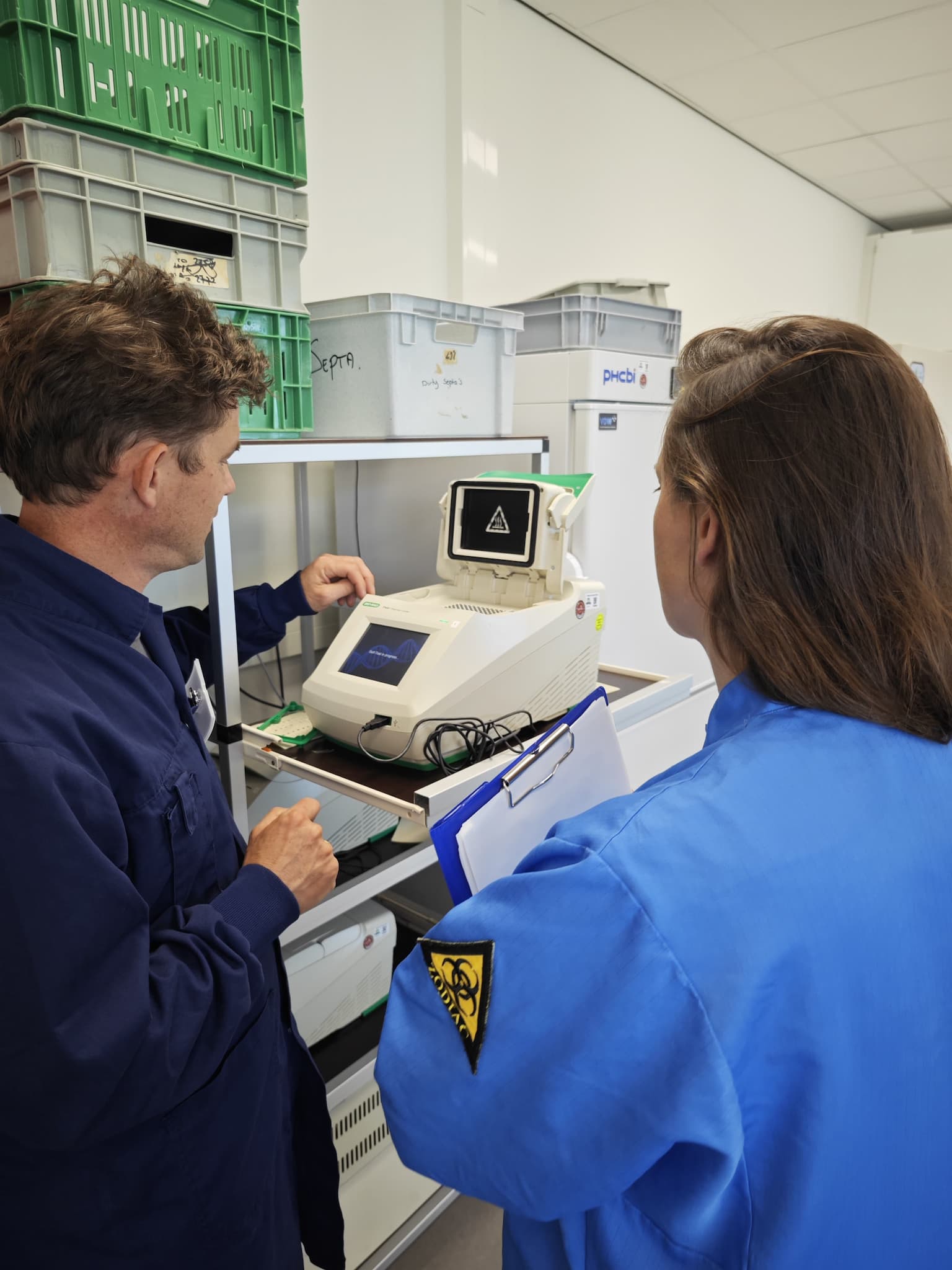 Professor Nijland en zijn team voeren de analyses uit