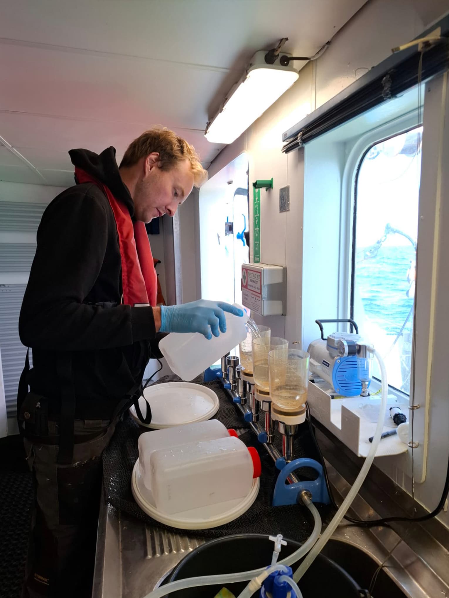 Menno filtert het zeewater in het 'wet-lab'