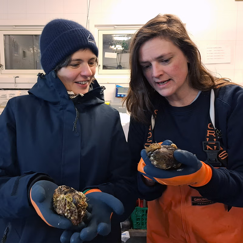 Caterina en Emilie met paardenmosselen