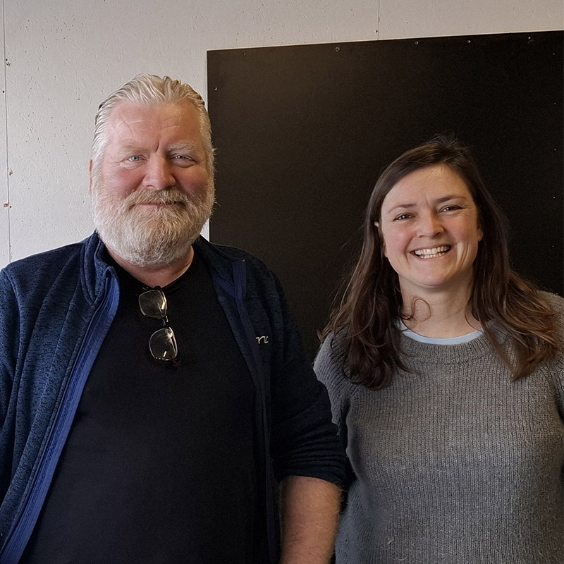 Eivind en Emilie in het duikcentrum