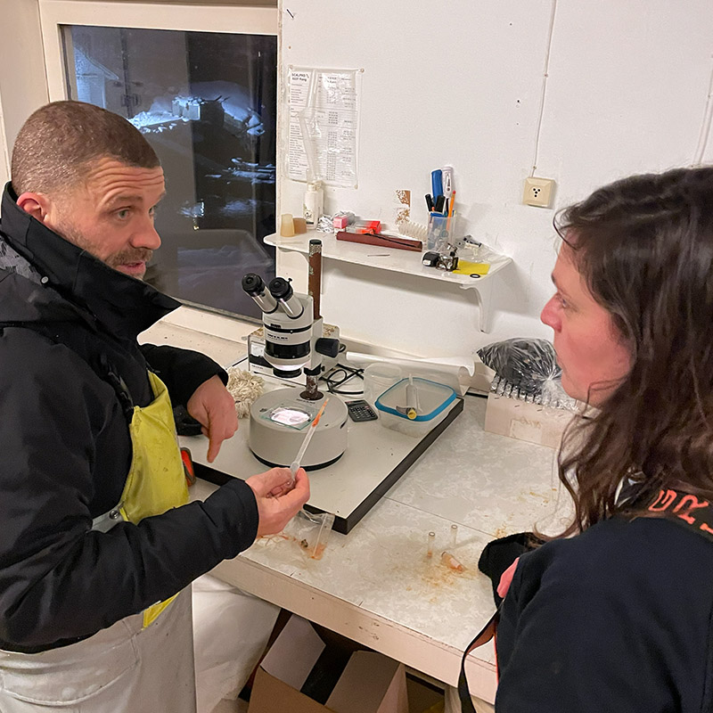 Knut en Emilie onderzoeken de eitjes van de paardenmosselen