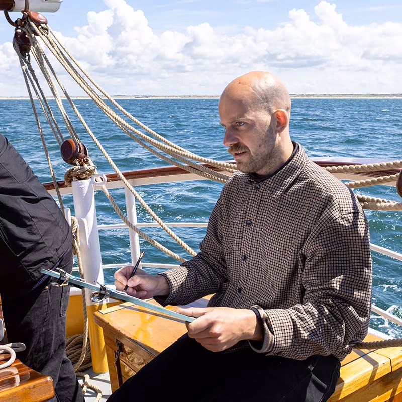 Kunstenaar Jonat Deelstra maakt schetsen - © Dirk Kome